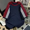 Camiseta de Manga Corta de Algodón Puro Color Borgoña con Bloques de Color y Tres Rayas, Marca de Moda Estilo Americano, Unisex Verano Nuevo Holgado