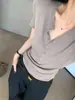 Tricô de Manga Curta Estilo Old Money de Alta Qualidade para Mulheres, Modelagem Justa, Ombro Normal, Camiseta Khaki com Decote V Verão 2026, Camada Interna de Seda de Gelo