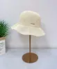 2026 Novo Estilo Chapéu Balde de Tricô Vazado com Rede e Emblema Metálico para Mulheres Verão Fresco Respirável Aba Levemente Curvada Estilo Simples Prático