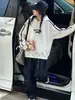 Nueva colección de otoño para niñas: sudadera con capucha informal con costuras de contraste, combinada con pantalones de trabajo de mezclilla y pantalones de pierna ancha