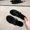 Chinelos Prata Simples Estilo Coreano em Couro Macio para Mulheres, Sandálias Planas Antiderrapantes Versáteis para Uso ao Ar Livre na Praia