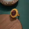 Anillo de Flor Clásico de Moda, Dorado Elegante, Lujo Accesible y Diamante de Punto Atmosférico, Anillo Elegante Incrustado para Dedo Índice, Palacio Antiguo
