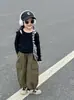Primavera 2024 nuevo estilo coreano ropa infantil para niñas corte ajustado camiseta interior hueca de dos piezas falsas manga larga