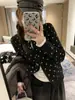 Cárdigan de punto de lunares para mujer, nuevo estilo otoño 2026, diseño en capas, versátil, adelgazante, top de manga larga, prenda exterior casual