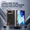 Adecuado para iPhone Duo, esta funda de teléfono electrochapada presenta un patrón de Kevlar, una ranura para bolígrafo incorporada y un protector de pantalla integrado, proporcionando protección total contra caídas.