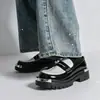 Sapatos monge de couro com sola grossa para aumentar a altura para homens, estilo moda americana 2026, tamanho plus size, com biqueira de metal falso anti-colisão, com corrente, para uso transfronteiriço