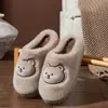 Nuevas y lindas pantuflas de algodón con cabeza de oso para mujer 2026, pantuflas de invierno para interiores con forro de felpa para abrigar y suelas gruesas