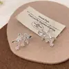 Pendientes Minimalistas Únicos y Sofisticados con un Toque de Lujo, Presentando un Diseño Sencillo y Elegante, Versátiles con Clavos de Hoja de Lujo Ligero Incrustados con Diamantes