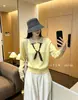 2026 Principios de Otoño Nuevo Estilo Cuello Polo Rayas Bufanda de Seda Tejido Estilo Universitario Top de Manga Larga Suave Favorecedor Versátil Mujer
