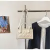 Bolso de mano versátil estilo Chanel de charol, nuevo para otoño 2026, de alta gama, pequeño cuadrado para llevar al hombro o cruzado
