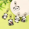 Chaveiro de Panda Fofo de Desenho Animado Chaveiro Comendo Bambu Pingente de Mochila de Estudante Enfeite Pendurado Decorativo DIY Acessório de Acrílico