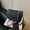 Bolso pequeño elegante de alta gama para mujer 2026 nuevo popular de primavera y verano bandolera de un solo hombro bajo el brazo bolso cuadrado pequeño