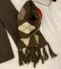 Venta de liquidación de bufandas con 40% de descuento en un puesto, bufandas largas y cortas de hilo de felpa tejido cálido para otoño e invierno en oferta