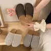 Chinelos fechados de trama vazada para mulheres, para uso externo no verão, novo modelo 2025, de calçar, antiderrapantes, tamancos de sola grossa, mules baixas
