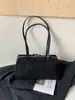 Bolsa de Veludo com Flocagem Feminina 2026 Nova Outono Retro Milanesa para o Dia a Dia Bolsa de Ombro Único Sob o Braço Versátil Bolsa Almofada