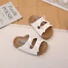Sandalias Zapatillas Birkenstock para Niñas Ropa de Exterior 2026 Verano Nuevas Chanclas de Playa para Niños Zapatillas Antideslizantes para Bebé Niña