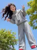 Conjunto de Outono para Meninas 2026 Novo Estilo Moletom para Meninas Xale Estiloso Conjunto Casual de Três Peças Roupa de Primavera e Outono para Meninas