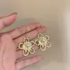 Brincos e Colar de Flor Oca Dourados Vintage Estilo Francês para Mulheres, Acessórios de Brincos Versáteis Exquisitos de Alto Padrão