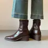 Primer Encuentro con las Nuevas Botas Cortas de Tacón de Cuña Silenciosas de la Temporada para Mujer, con Punta Cuadrada y Cierre Trasero, Botas de Corte Ajustado que Hacen que los Pies Parezcan Más Pequeños, Botas de Moda