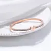 Nuevo estilo coreano de moda pulsera abierta de acero de titanio de alta calidad en forma de V para mujer pulsera de lujo ligero ins para mujer pulsera chapada en 18K