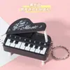 Nuevo llavero de mini piano vertical de dibujos animados creativos puede reproducir juguetes de pronunciación interesantes colgante para bolso de niños