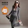 Conjunto de Fitness de Terciopelo Plus de Gama Alta Cardigan con Cremallera de Manga Larga Falda Irregular con Cordón Falsa de Dos Piezas Conjunto con Cuello Alto para Mujer