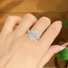 Anillo Redondo con Piedra Principal Rodeada de Diamantes Pavimentados para Mujer, Banda Completamente Pavimentada con Piedras Laterales Marquesa Entrecruzadas, Anillo de Dedo de Lujo Ligero para Banquetes de Mujer