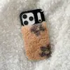 Funda de Felpa con Flor Estilo Coreano para Otoño e Invierno, Adecuada para Apple 17 Pro Max, iPhone 16 Resistente a Golpes, 15/14 Pro Funda Dura