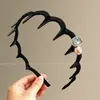 Cor de café com leite tecido plissado presilha de cabelo dentada design de dentes antiderrapante acessório de cabelo feminino suave para combinar em ambientes externos