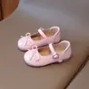 Sapatos de couro para meninas, estilo primavera, versão coreana, sapatos de couro da moda com laço para meninas pequenas, sapatos單 de couro de cor doce com sola macia para bebês