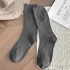 Meias Estilo Coreano para Mulheres, Meias de Algodão Brancas Bordadas na Altura da Panturrilha Estilo Miu, Meias Largas Cor Sólida Absorventes de Suor, Meias Longas Cinza Escuro Estilo Japonês
