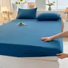 Sábana bajera de color liso, una sola pieza, con tejido cepillado, antideslizante y diseñada para cubrir firmemente el colchón, proporcionando protección completa y prevención de polvo para el colchón y el somier