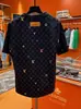 Produto Novo Verão 2025 Estampa de Letras Patchwork Gola Redonda Moda de Alto Padrão Versátil Top de Manga Curta para Homens e Mulheres