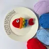Pez koi colorido producto terminado, llavero de ganchillo hecho a mano, tejido a mano con hilo, lindo, adorno de coche de pez koi de la suerte, regalo