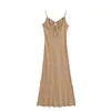 Venta al por mayor de ropa de mujer transfronteriza 2026 verano nuevo estilo europeo y americano color liso ajustado tirantes vestido largo