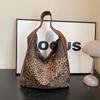 Bolso con estampado de leopardo para mujer, gran capacidad, nuevo bolso de compras informal para otoño e invierno de 2024, bolso de mano para ir al trabajo y combinar con todo.