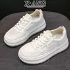 Sapatos Brancos de Couro Genuíno com Solado Grosso para Mulheres, Sapatos Femininos de Malha Respirável, Novos Estilos de Tênis para Aumentar a Altura do Verão 2026, Sapatos Esportivos Casuais