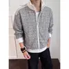 Nueva Sudadera Elegante para Hombre Otoño/Invierno 2026 con Cuadros Americanos, Dos Rayas, Cuello Alto y Diseño Color Block, Marca de Moda