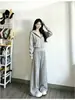 Sudadera con capucha corta gris, pantalones anchos holgados, conjunto deportivo casual, diseño en el hombro derecho, efecto adelgazante, corte relajado