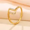 Anillo de acero inoxidable hueco bañado en oro estilo INS coreano con diseño geométrico microincrustado, accesorio de mano único y lujoso para mujer