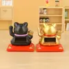 Gato da Sorte Solar Resina Pequenos Enfeites Acenam Automaticamente Carro Escritório Decoração de Mesa Presentes de Inauguração