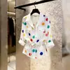 Camisa branca com poá estilo francês, gola e acinturada para mulheres, top versátil de manga longa slim-fit para o verão 2026, para o trabalho