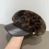 Chapéu Boina Estilo Japonês de Inverno e Outono com Pele Sintética de Visão, Boina com Retalhos de Couro Estampa de Leopardo, Boina Quente Retrô com um Toque Elegante