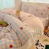 Juego de cuatro piezas de terciopelo de leche engrosado, fresco y cálido, estilo Ins, funda de edredón para maternidad, juego de tres piezas de sábana para dormitorio de estudiante para invierno