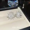 Novos Brincos de Pérola Fogos de Artifício Estilo Coreano para Mulheres, Modernos e Etéreos, Estilo Minimalista Único, Brincos de Tarraxa Versáteis de Luxo Leve para o Inverno