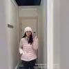 Putian Versión de Alta Gama Modelo Nuevo Chaqueta Ligera de Plumas Gelle Insignia en la Manga Chaqueta Corta Entallada a la Cintura para Mujer