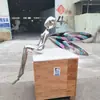 Escultura Personalizada de Acero Inoxidable Acabado Espejo de Niña Libélula con Alas de Colores, Adorno de Personaje, Instalación Artística de Hotel