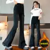 Jeans para niñas, nuevos estilos otoño/invierno, pantalones acampanados infantiles con forro de felpa y engrosados, adecuados para niñas de secundaria, pantalones negros ligeramente acampanados