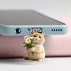 Nuevo tapón de polvo para teléfono de flor plana transfronterizo para gatitos, adorno colgante acrílico para coche, decoración interior de coche de diseño propio de dibujos animados