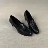 Mocassins vintage super macios de couro de vaca com saltos grossos para mulheres, sapatos de calçar com salto médio e bico quadrado com um toque elegante e sofisticado